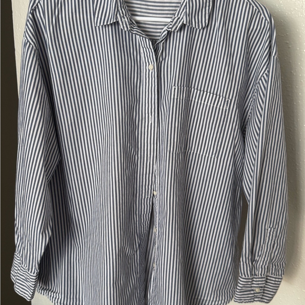 Old Navy Women’s Blue and White Striped Shirt